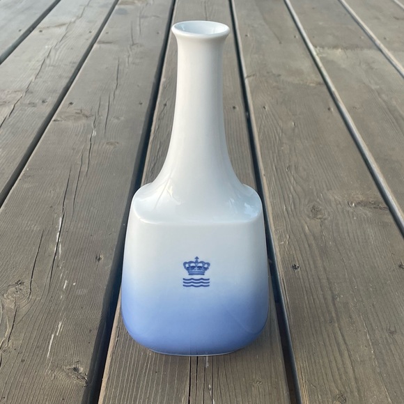 Royal Copenhagen Egeskov Castle Decanter Vase Made in Denmark - Picture 5 of 12